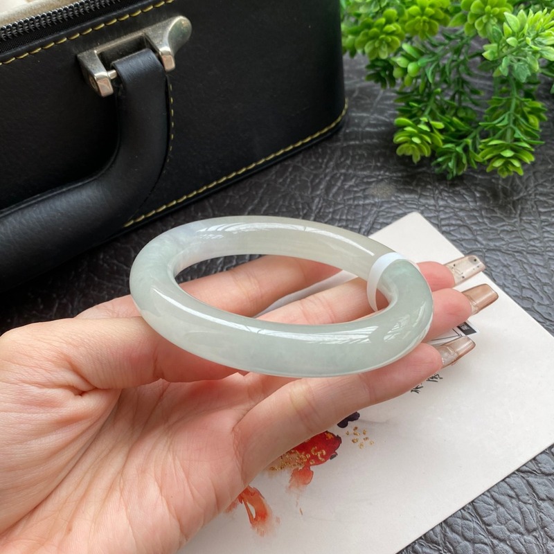 ミャンマー産の女性用ブレスレット、柔らかなジェダイトのライト - Lighting & Home Decor Studio Photos のレビューと価格